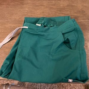 Medium tall yola skinny scrub pants in hunter green
